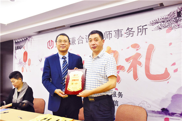 邓红波执行主任与重庆万州欣欣医院签订法律顾问单位